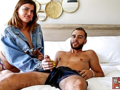 Chambre à dormir, Gros cul, Grosse bite, Gros seins, Sucer une bite, Brunette brune, Masturbation, Tatouage