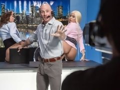 デカ尻, ブロンド, フェラチオ, 女 人男 人, 毛深い, 手コキする, オナニー, 淫乱熟女