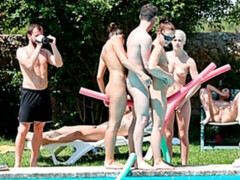 Grosse bite, Sucer une bite, En levrette, 2 femmes 1 homme, Seins naturels, Maigrichonne, Adolescente, Nénés