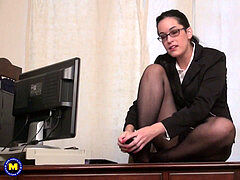 Amateur, Femme couguar, Mature, Mère que j'aimerais baiser, Bureau, Jarretelles