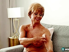 Tetas grandes, Penetracion con dedos, Masturbación, Maduro, Madres para coger, Desnudo, Cabello corto, Solo