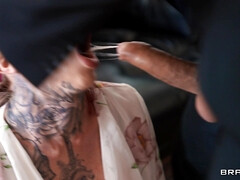 Sucer une bite, Habillées, Cheveux courts, Tatouage