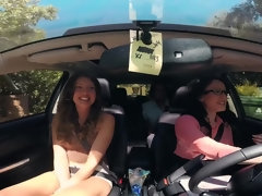 Sucer une bite, Brunette brune, Voiture, Petite amie, Chatte, String, Plan cul à trois, Nénés