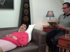 Braunhaarige, Spermaladung, Schwanz, Aufs gesicht abspritzen, Oma, Reif, Natürlichen titten, Schlucken