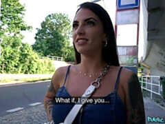 Gros cul, Grosse bite, Robe, Argent, Seins naturels, De plein air, Piercing, Tatouage