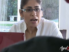 Diep in de keel, Hardcore, Hd, Rijpe lesbienne, Moeder, Kantoor, Secretaresse, Tieten likken