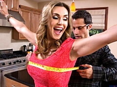 Grosser arsch, Grosser schwanz, Grosse titten, Blasen, Hundestellung, Küche, Milf