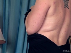 Culo, Morena, Peludo, Lencería, Masturbación, Medias largas, Tatuaje, Bajo la falda