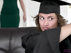 Culo grande, Mamada, Corrida, Estilo perrito, Lencería, Madres para coger, Tetas naturales, Falda