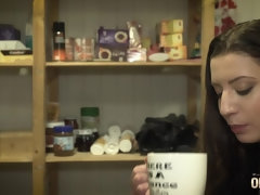 Спальня, Эксцентричное, Семяизвержение, Пальцем, На кухне, Служанка, Натуральные сиськи, Молоденькие