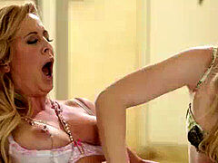 Penetracion con dedos, Lesbiana, Lamidas, Lencería, Madres para coger, Mamá, Medias largas, Adolescente