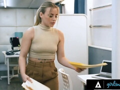 Blonde, Doigter, Hd, Léchez, Bureau, Strapon, Suçant, Nénés