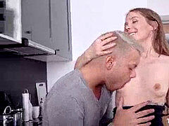 Sucer une bite, Brunette brune, Couple, Nylon, Rasée, Jarretelles, Adolescente