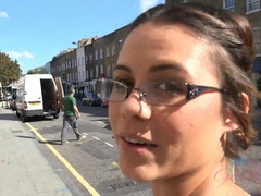 Blasen, Braunhaarige, Kleid, Freundin, Handjob, Absätze, Strümpfe, Titten