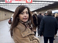 Sucer une bite, Brunette brune, Léchez, Public, Adolescente, Nénés, Train, Mouillée