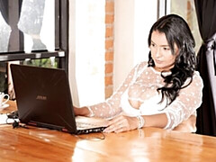 Enthousiasteling, Grote mammen, Vingeren, Masturbatie, Moeder die ik wil neuken, Kort haar, Alleen, Tieten likken