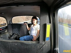 Brunette brune, Voiture, Tir de sperme, En levrette, De plein air, Fessée, Tatouage, Nénés