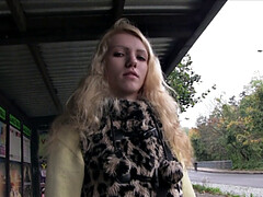 Blonde, Sucer une bite, Bus, Couple, Tir de sperme, En levrette, De plein air, Public