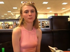 In den arsch, Fingern, Masturbation, Orgasmus, Öffentlich, Solo, Spielzeuge, Unter dem rock