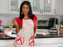 Lécher le cul, Noire, Sucer une bite, En levrette, Branlette thaïlandaise, Interracial, Cuisine, Mère que j'aimerais baiser