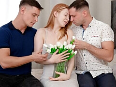 18 ans, Grosse bite, Sucer une bite, En levrette, Double pénétration, Rousse roux, Maigrichonne, Adolescente