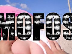 Grosse bite, Gros seins, Sucer une bite, Brunette brune, En levrette, Faciale, Pov, Chatte