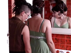 Amateur, Salle de bains, Brunette brune, Doigter, Lesbienne, Léchez, Mère que j'aimerais baiser, Chatte