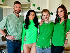 Cul, Sucer une bite, Brunette brune, Le plan cul à quatre, Hard, Orgie, Dénudage, Adolescente