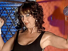 Enthousiasteling, Grote kont, Grote mammen, Masturbatie, Moeder die ik wil neuken, Alleen, Strippen, Tieten likken