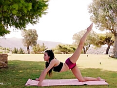 Enthousiasteling, Grote kont, Grote mammen, Bruinharig, Vingeren, Masturbatie, Alleen, Strippen