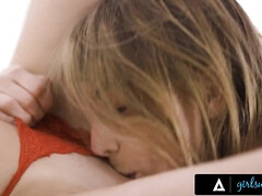 Grosse titten, Braunhaarige, Behaart, Lesbisch, Lecken, Masturbation, Höschen, Titten