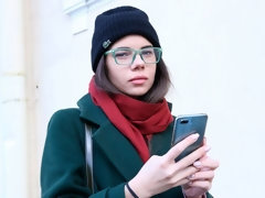 Mignonne, En levrette, Lunettes, Embrassement, Mamelons, Rasée, Maigrichonne, Nénés