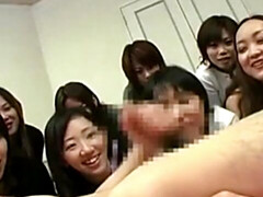 アジア人, 着衣女と全裸男, フェムドム, グループ, 手コキする, 日本人, オナニー, パーティ