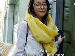 Gros seins, Sucer une bite, Brunette brune, En levrette, Lunettes, Piercing, Chatte, Sous la jupe