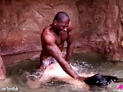 Cul, Grosse bite, Gros seins, En levrette, Interracial, Public, Rugueux, Suçant