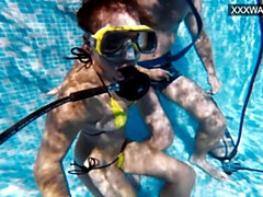 18 ans, Gros seins, Brunette brune, Branlette thaïlandaise, Hongroise, Seins naturels, Public, Adolescente