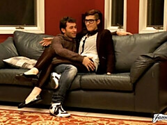 Gros cul, Grosse bite, Sucer une bite, Brunette brune, En levrette, Seins naturels, Adolescente, Nénés