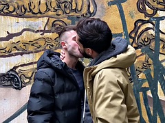 Nana, Sucer une bite, Brunette brune, Tir de sperme, Homosexuelle, De plein air, Public, Plan cul à trois