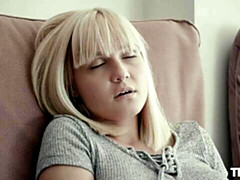 Enthousiasteling, Grote kont, Grote mammen, Blond, Vingeren, Masturbatie, Kort haar, Strippen