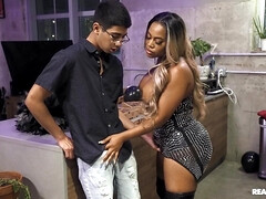 Tetas grandes, Mamada, Botas, Corridas faciales, Interracial, Cocina, Coño, Nalgadas