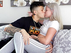 Grote lul, Blond, Hondjeshouding, Natuurlijke tieten, Mager, Tatoeage, Tiener, Tieten likken