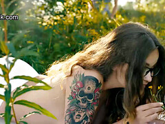 18 años, Mamada, Estilo perrito, Gafas, Al aire libre, Bragas, Tatuaje, Adolescente