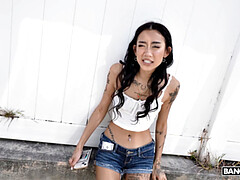 Braunhaarige, Auto, Handjob, Lecken, Muschi, Dürr, Tätowierung, Titten