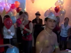 Blasen, Braunhaarige, Hundestellung, Brille, Handjob, Strümpfe, Ablutschen, Titten