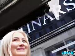 Lieveling, Grote mammen, Bruinharig, Handbeurt, Rijpe lesbienne, Moeder die ik wil neuken, Tiener, Tieten likken