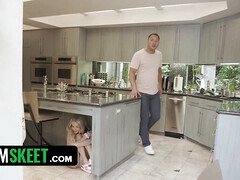 Léchez, Rasée, Maigrichonne, Fessée, Tatouage, Plan cul à trois, Uniforme, Vibromasseur