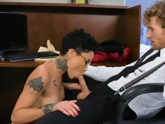 アメリカ人, 黒人, 指いじり, なめる, オフィス, ショートヘア, タトゥー, オッパイの