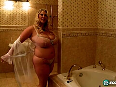 Belle grosse femme bgf, Gros cul, Gros seins, Rondelette, Doigter, Masturbation, Solo, Dénudage