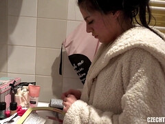 18 ans, Sucer une bite, Tir de sperme, Tchèque, Petite femme, Adolescente, Plan cul à trois, Jumeaux