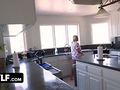 Femme couguar, Film complet, Branlette thaïlandaise, Hard, Hd, Mère que j'aimerais baiser, Pov, Belle mère